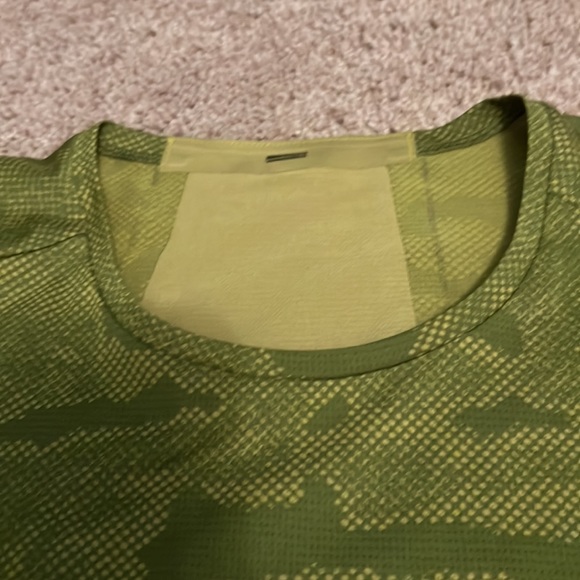 Lululemon Men’s shirt - Picture 3 of 4